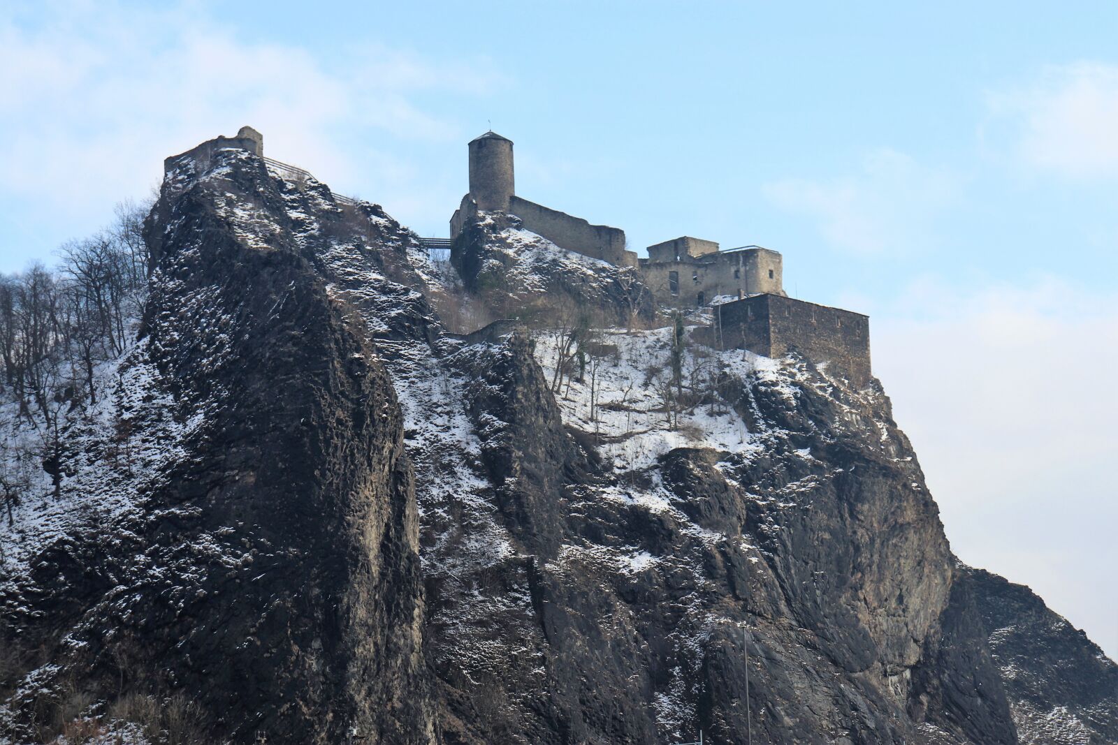 Canon EOS 200D (EOS Rebel SL2 / EOS Kiss X9) sample photo. Castle, winter, history photography