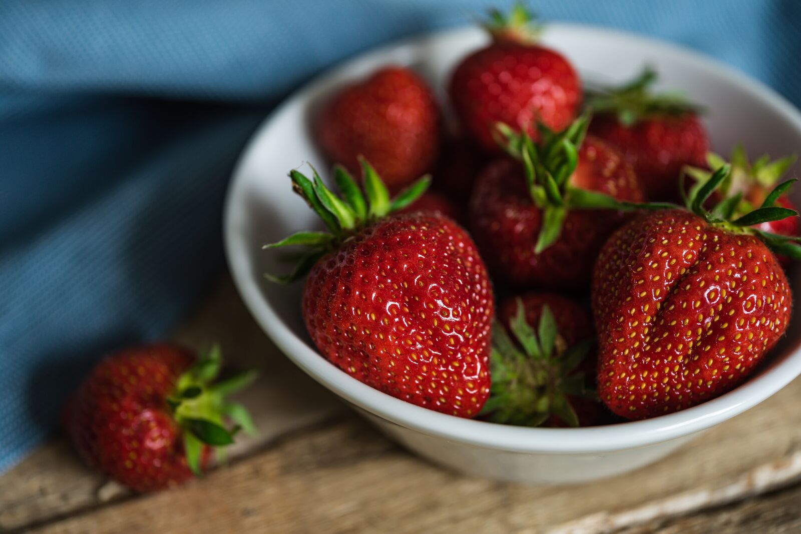 Sony a7 II sample photo. Strawberries, shell, fruit photography
