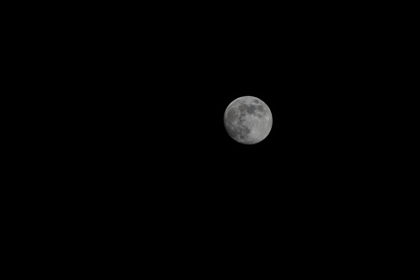 Sony a7 II + Sony FE 70-300mm F4.5-5.6 G OSS sample photo. Moon, night, moonlight photography