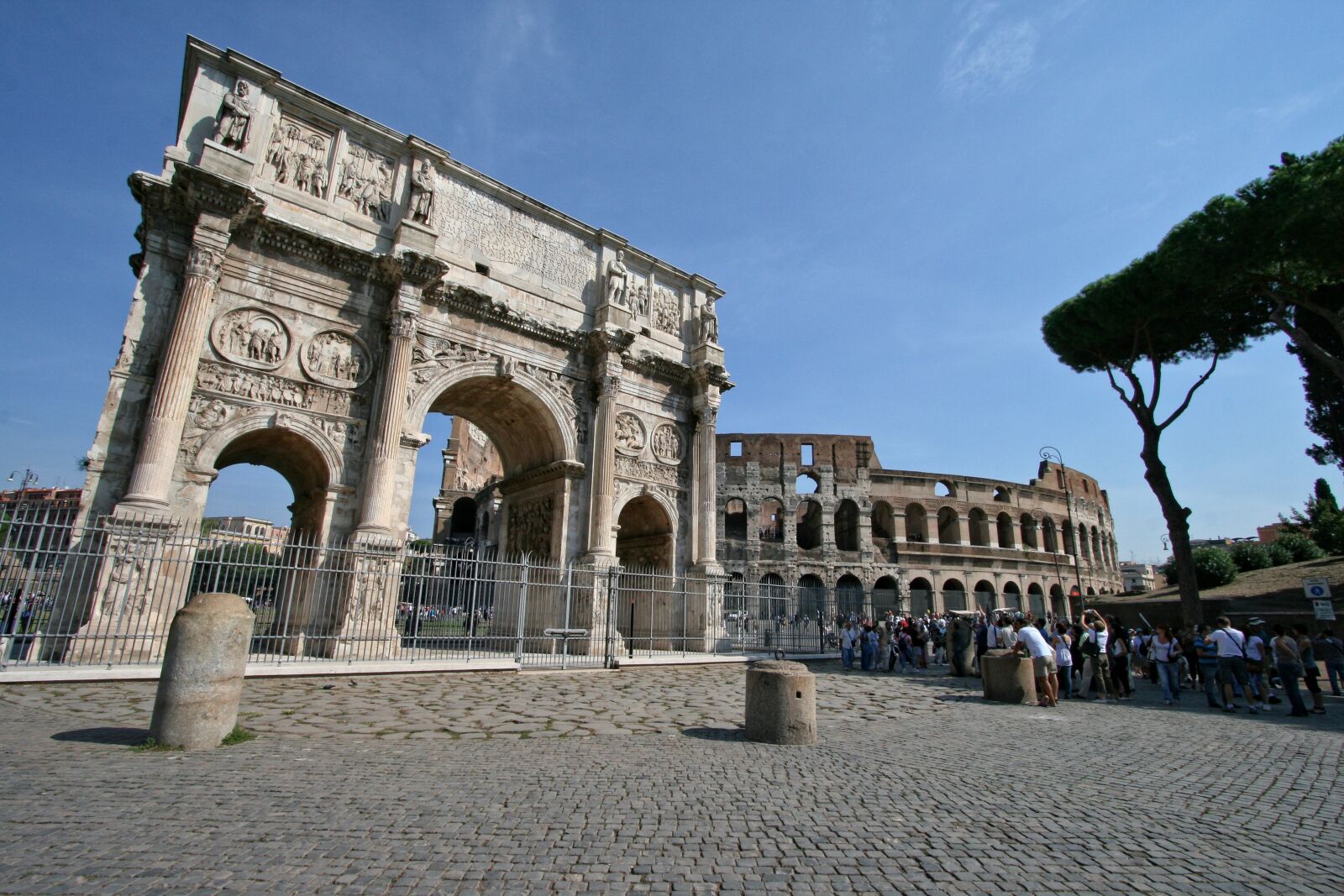 Canon EOS 400D (EOS Digital Rebel XTi / EOS Kiss Digital X) sample photo. Italy, rome, bow and photography