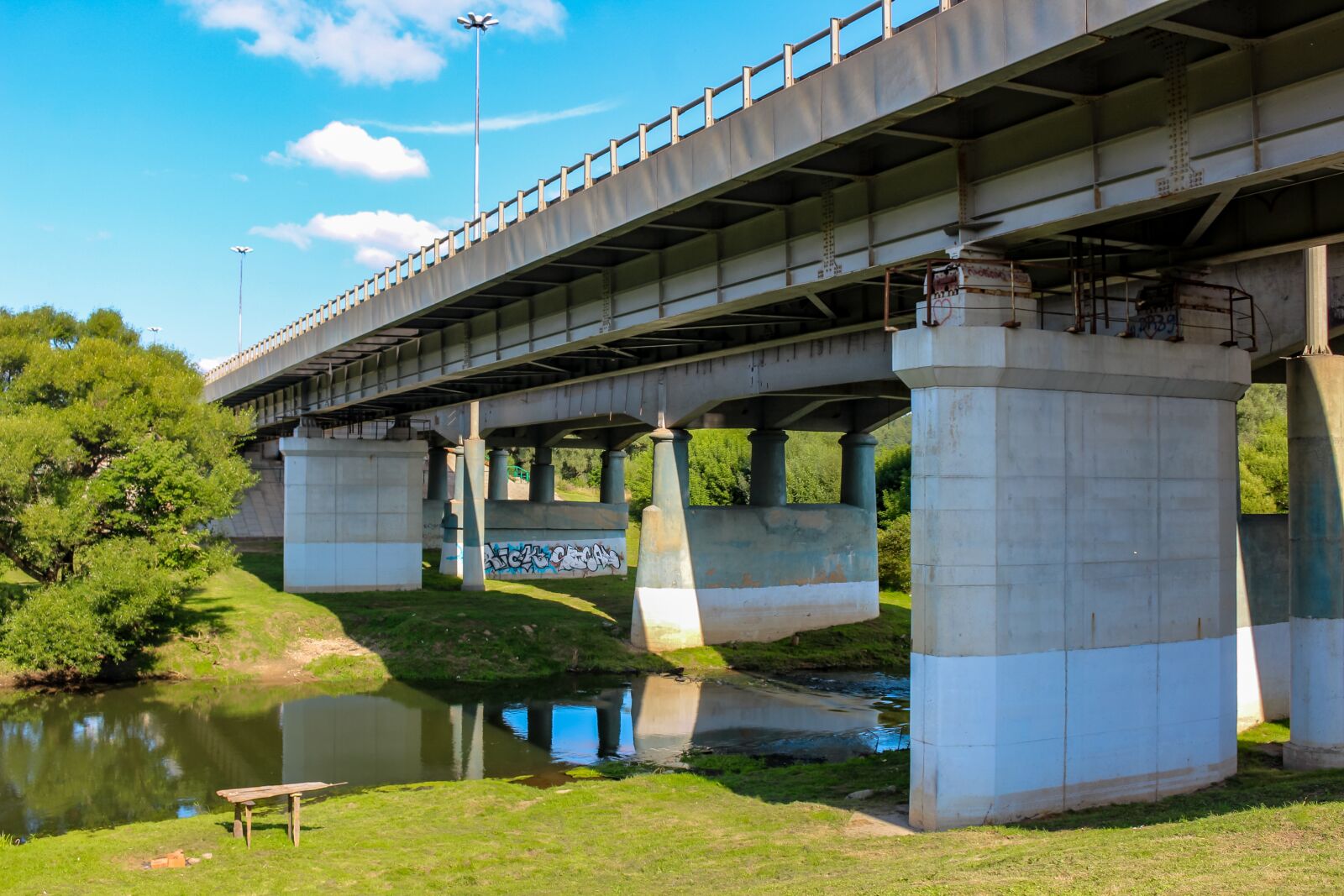 Canon EOS 100D (EOS Rebel SL1 / EOS Kiss X7) sample photo. Bridge, car, river photography