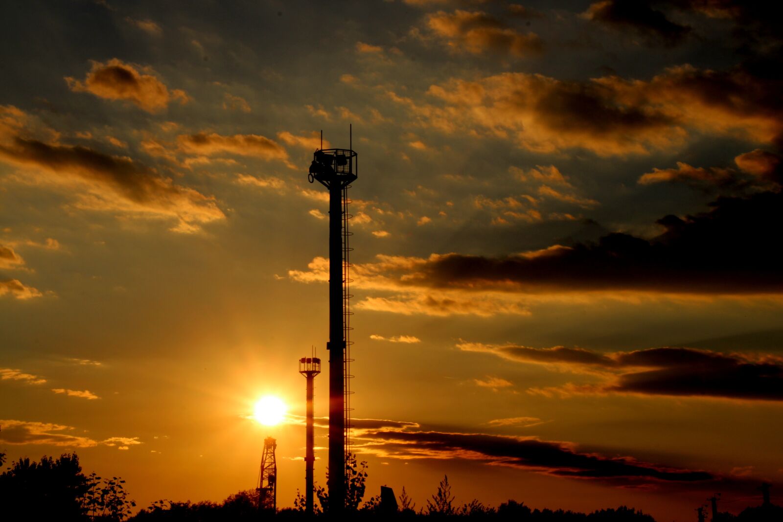 Canon EOS 700D (EOS Rebel T5i / EOS Kiss X7i) sample photo. Sunset, industrial, sky photography