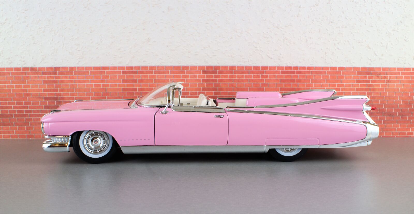 Sony DT 18-70mm F3.5-5.6 sample photo. Model car, cadillac, cadillac photography