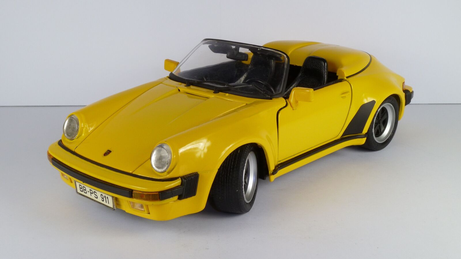 Panasonic Lumix DMC-ZS7 (Lumix DMC-TZ10) sample photo. Porsche, 964, speedster photography