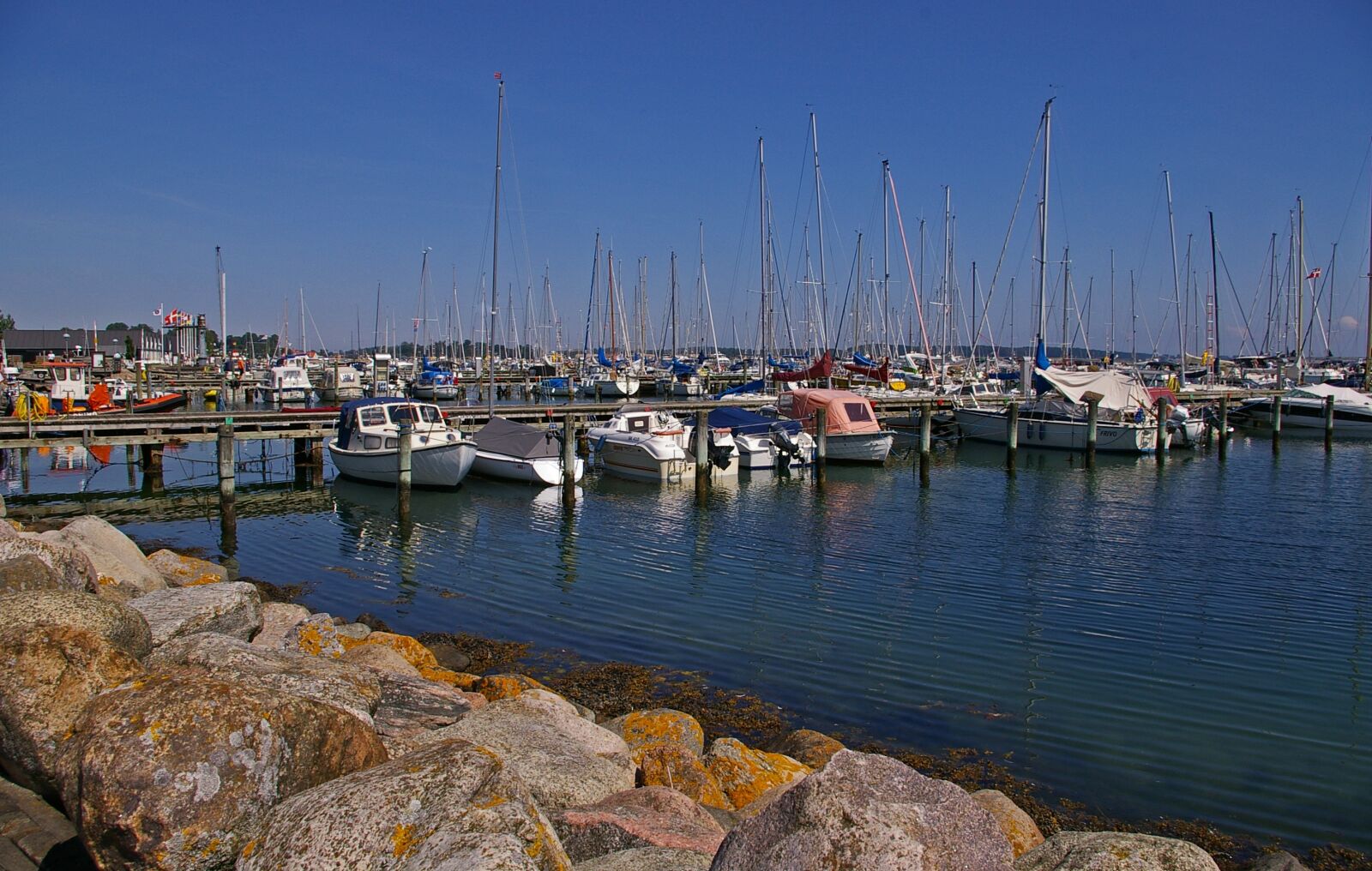 Pentax *ist DL2 sample photo. Marina, sailing ships, water photography
