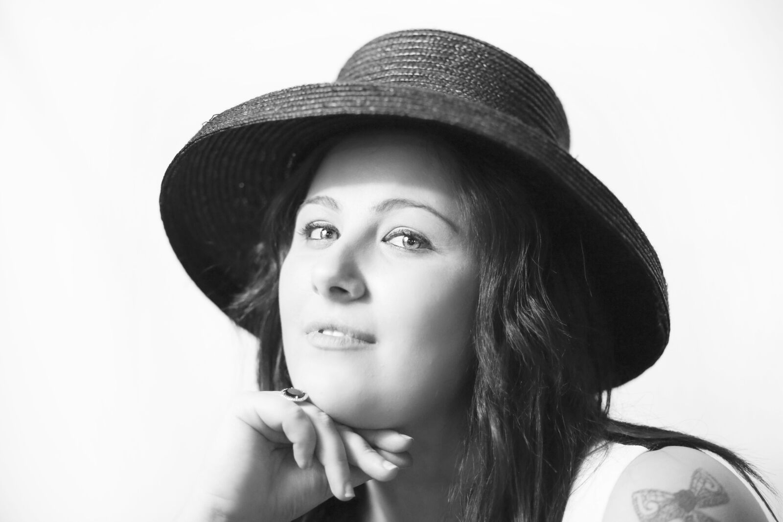 Canon EF 85mm F1.8 USM sample photo. Face, woman, hat photography