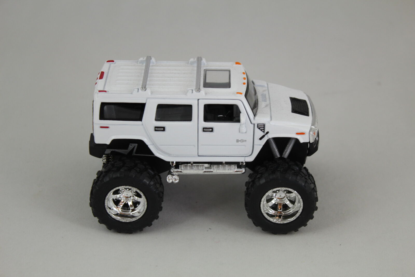 Canon EOS 600D (Rebel EOS T3i / EOS Kiss X5) sample photo. Small, trucks photography