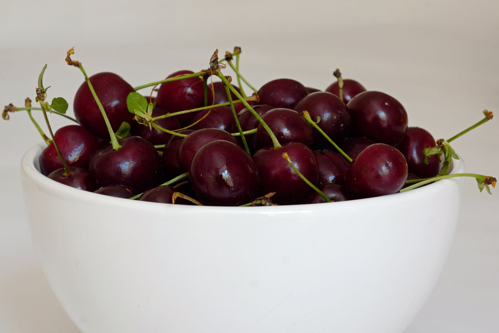 Vario-Elmar TL 1:3.5-5.6 / 18-56 ASPH. sample photo. Cherry, cherries, fruit photography
