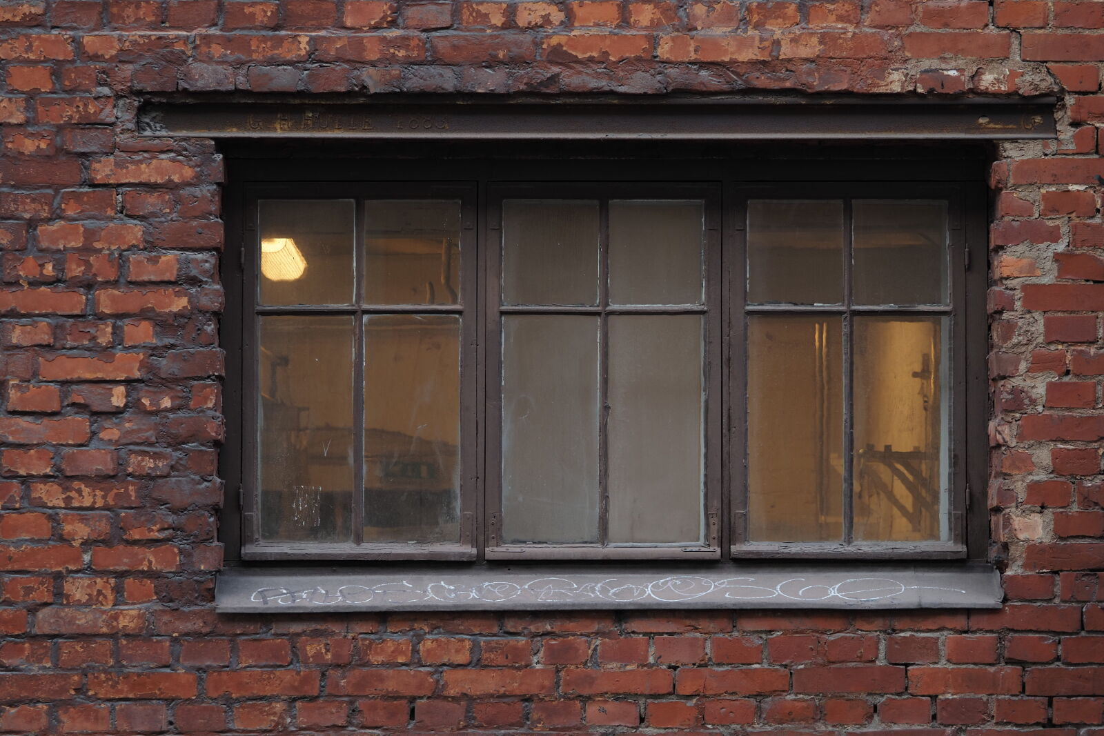 Olympus OM-D E-M1 Mark III sample photo. Old brickwall windows photography