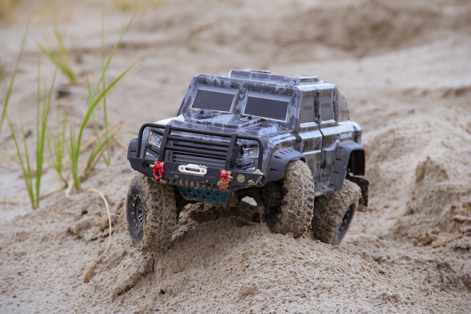 Canon EOS 70D + Canon EF-S 18-135mm F3.5-5.6 IS sample photo. Vehicle, suv, jeep photography
