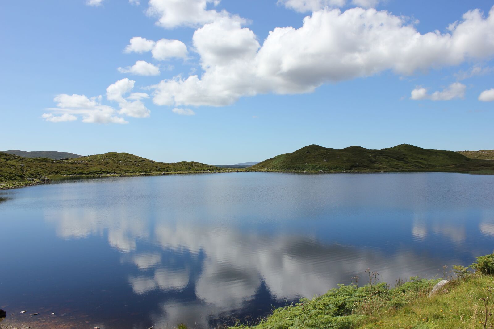 Canon EOS 550D (EOS Rebel T2i / EOS Kiss X4) sample photo. Ireland, lake, mirroring photography