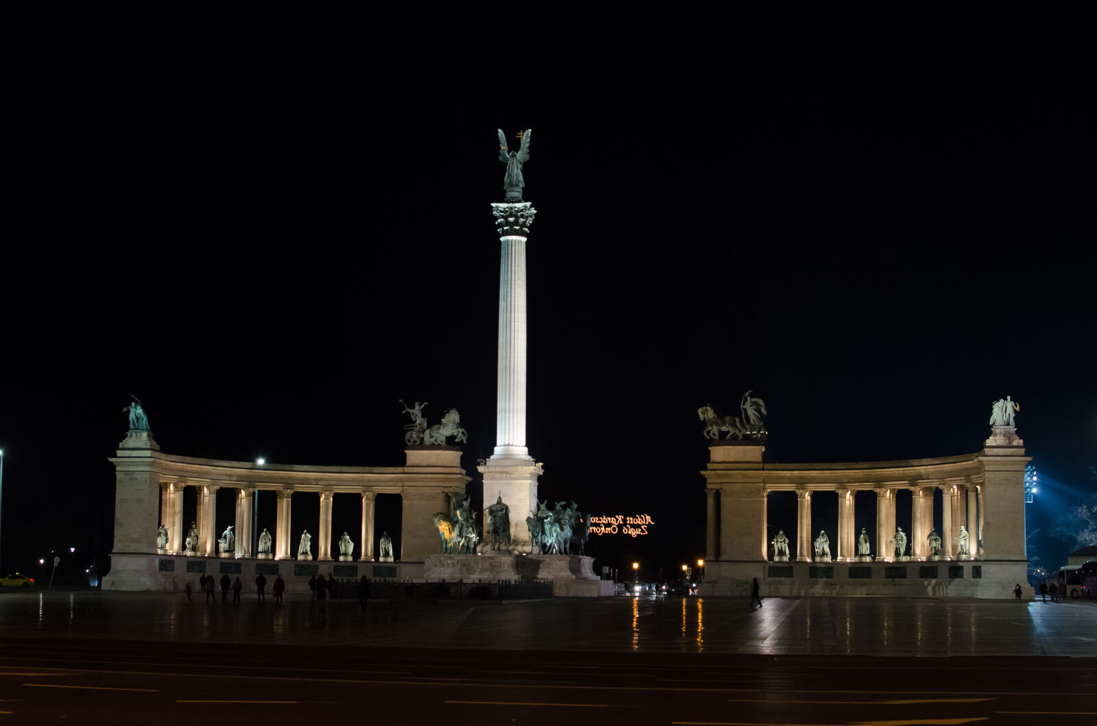 Nikon D5100 + Nikon AF-S DX Nikkor 35mm F1.8G sample photo. Budapest, hosok, tere photography