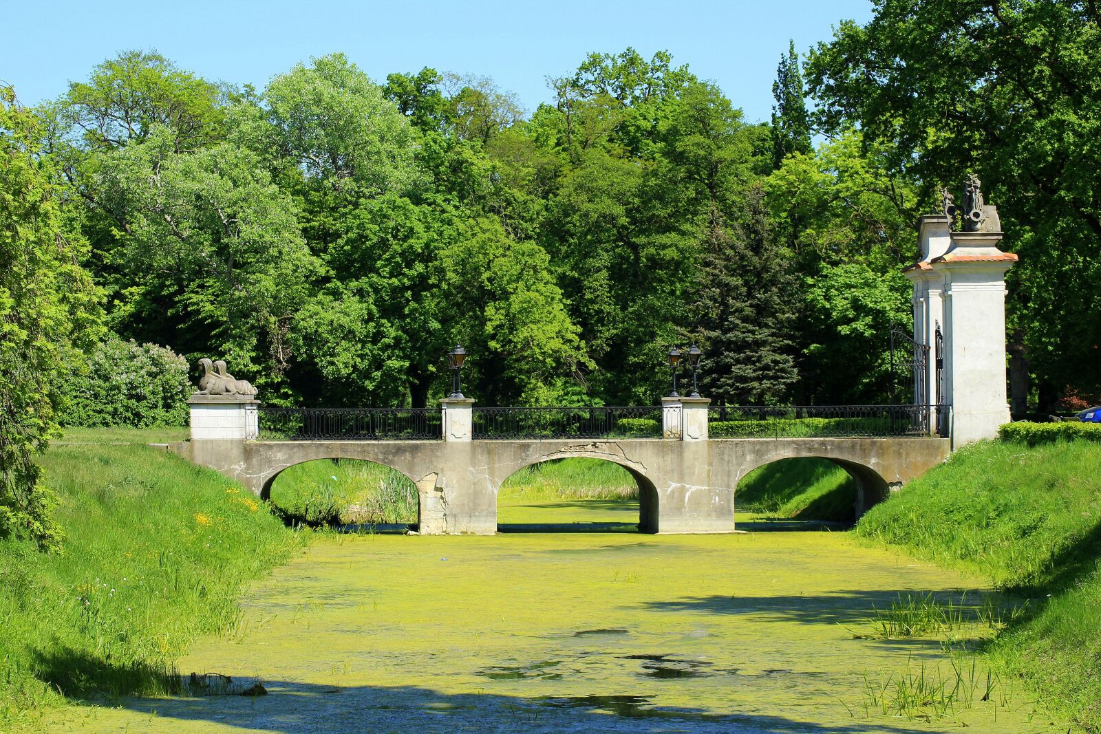 Canon EOS 1200D (EOS Rebel T5 / EOS Kiss X70 / EOS Hi) sample photo. Bridge, moat, landscape photography