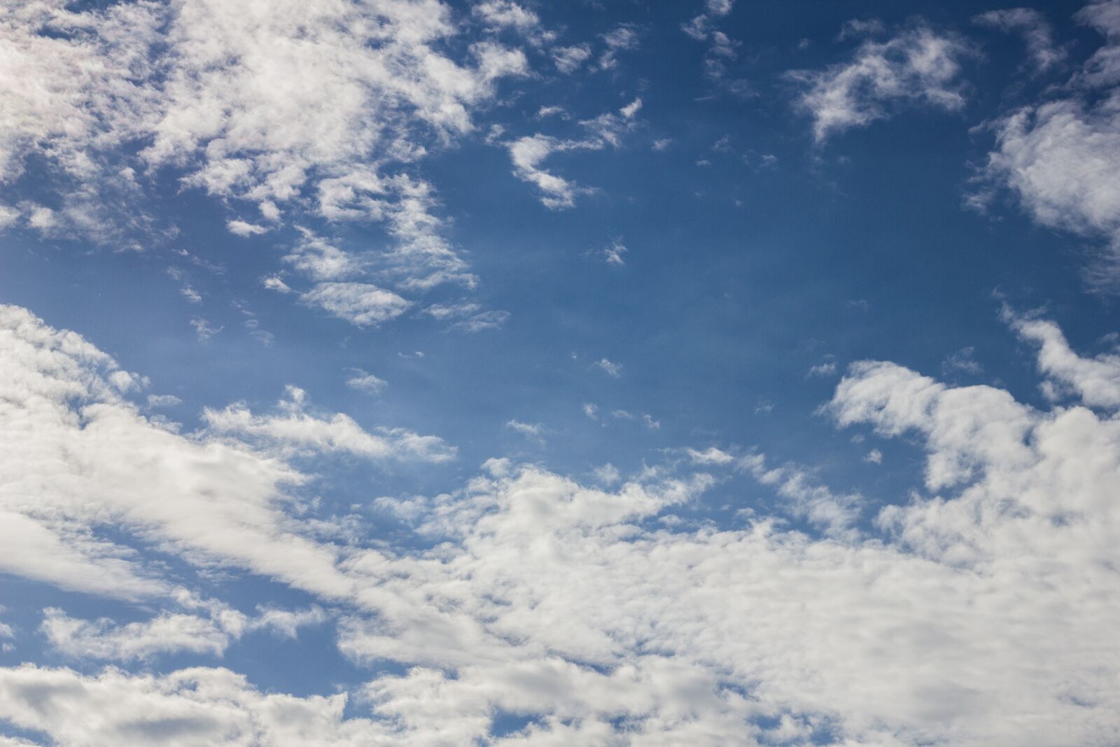 Canon EOS 550D (EOS Rebel T2i / EOS Kiss X4) sample photo. Clouds, blue sky, blue photography