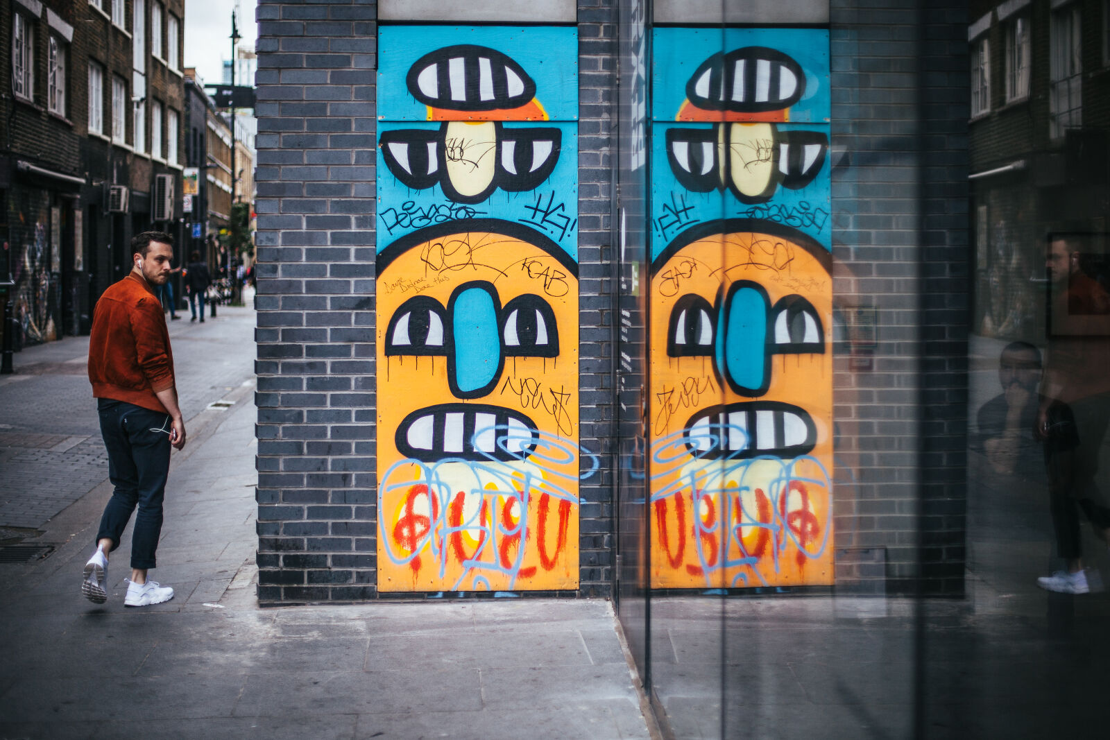 Canon EOS 5D Mark II sample photo. Building, city, fashion, graffiti photography