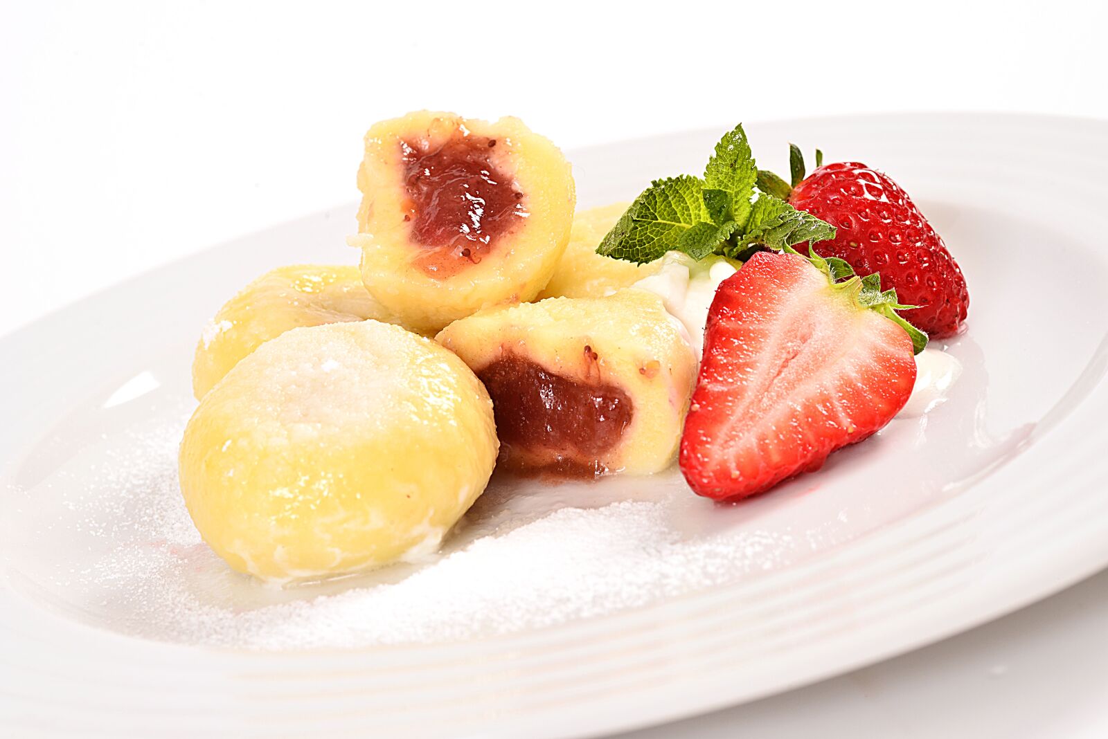 Nikon D800 sample photo. Plate, strawberries, dumpling photography