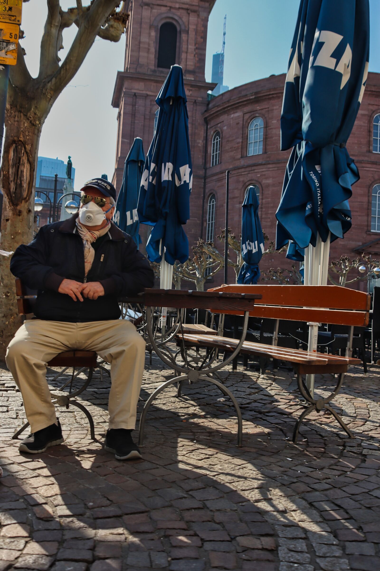 Canon EOS 90D sample photo. Sitting, street, bench photography