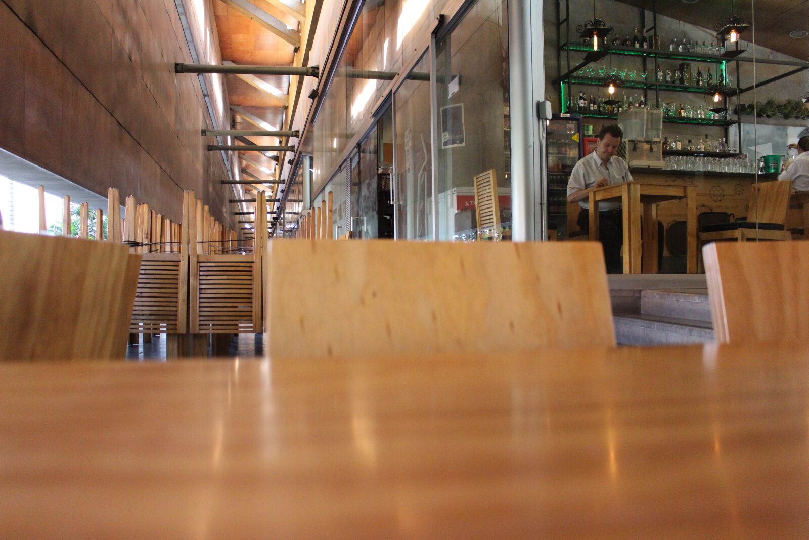 Canon EOS 700D (EOS Rebel T5i / EOS Kiss X7i) sample photo. Restaurant, wait, waiting photography