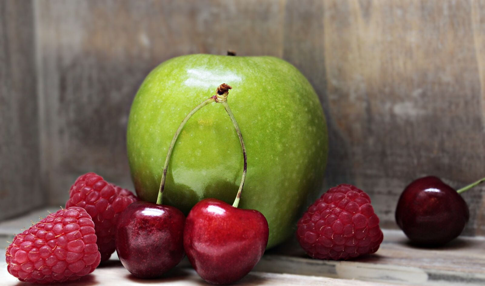 Canon EOS 100D (EOS Rebel SL1 / EOS Kiss X7) sample photo. Apple, raspberries, cherries photography