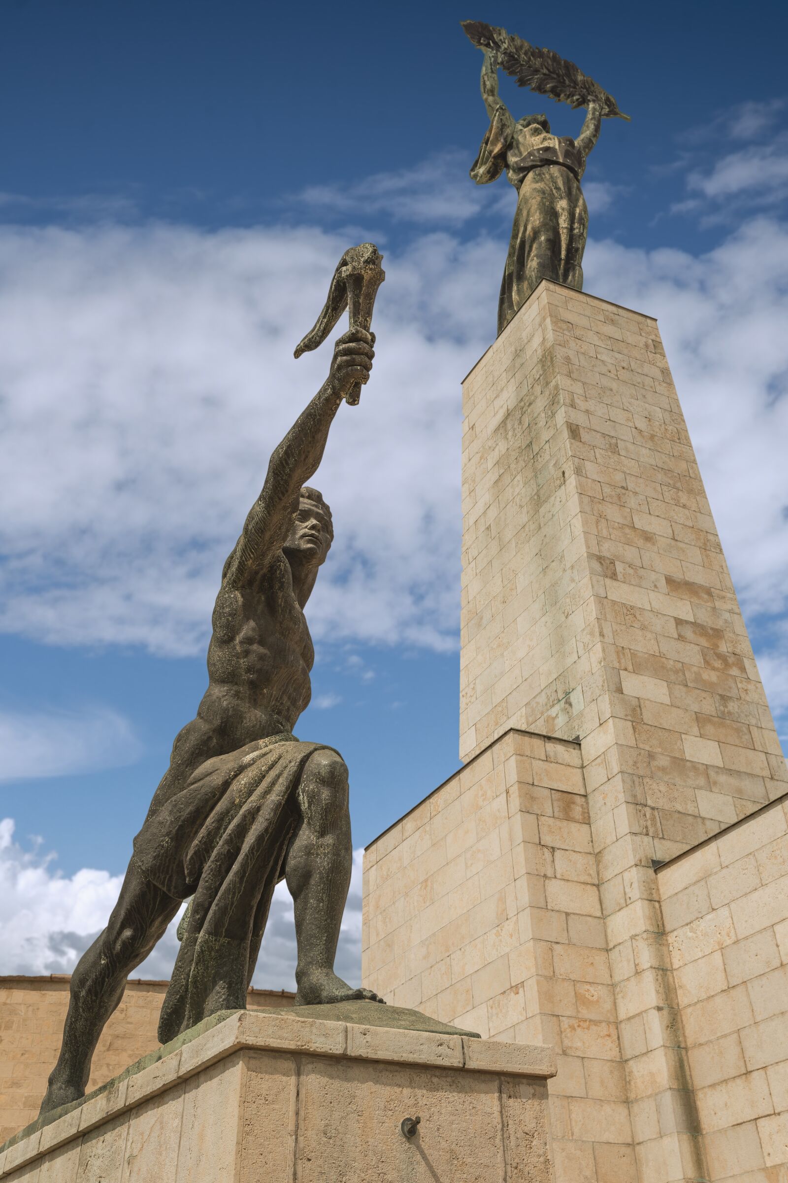 Canon EF 17-40mm F4L USM sample photo. Budapest, statues, monument photography