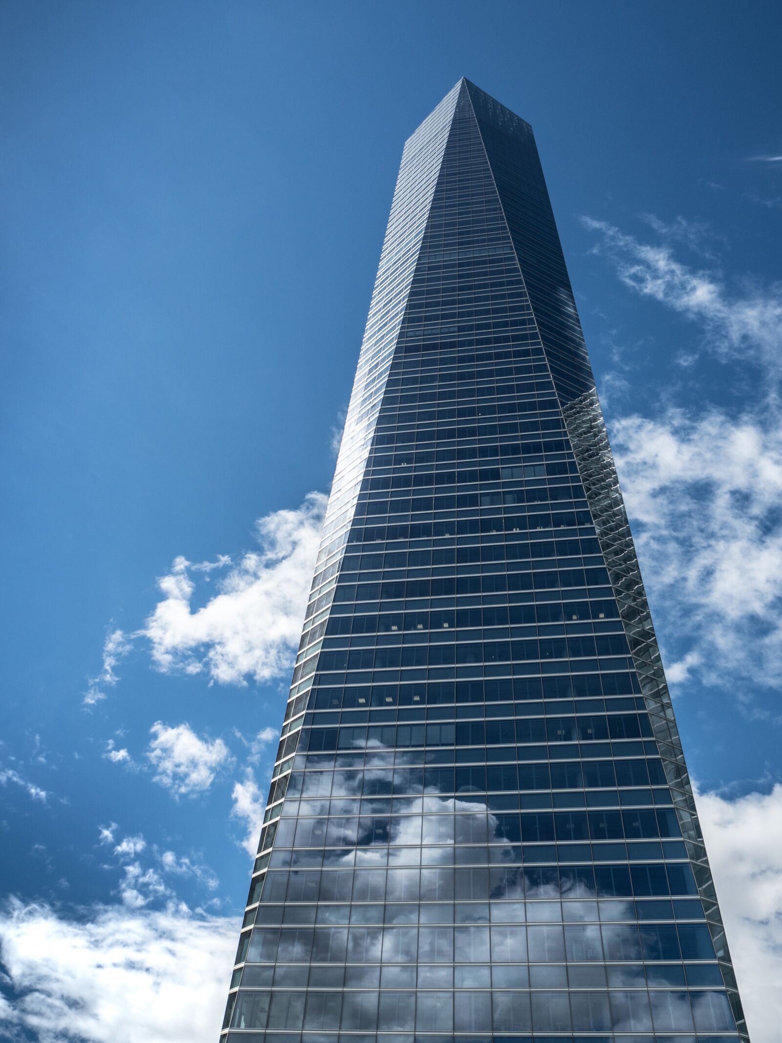 Olympus OM-D E-M5 II sample photo. Torres, madrid, sky photography