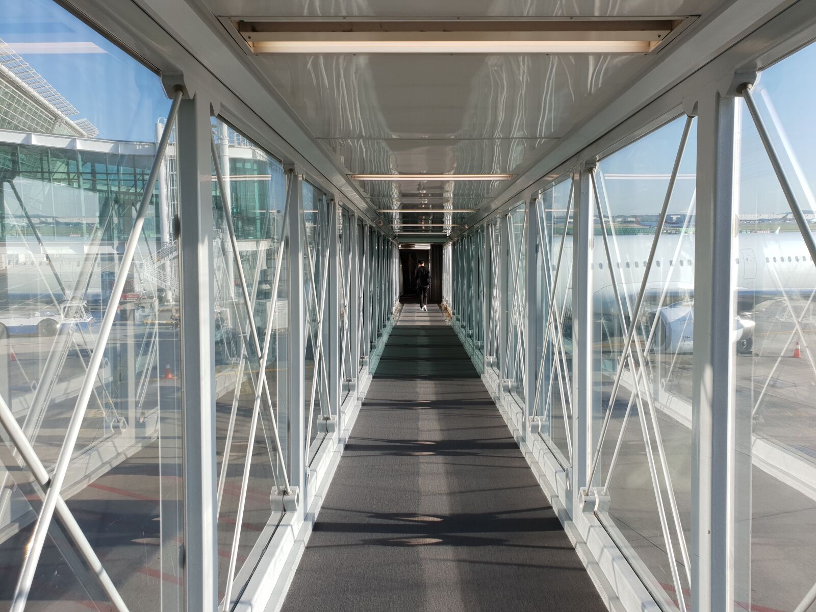 Samsung Galaxy S9+ sample photo. Airport, tourism, departure photography