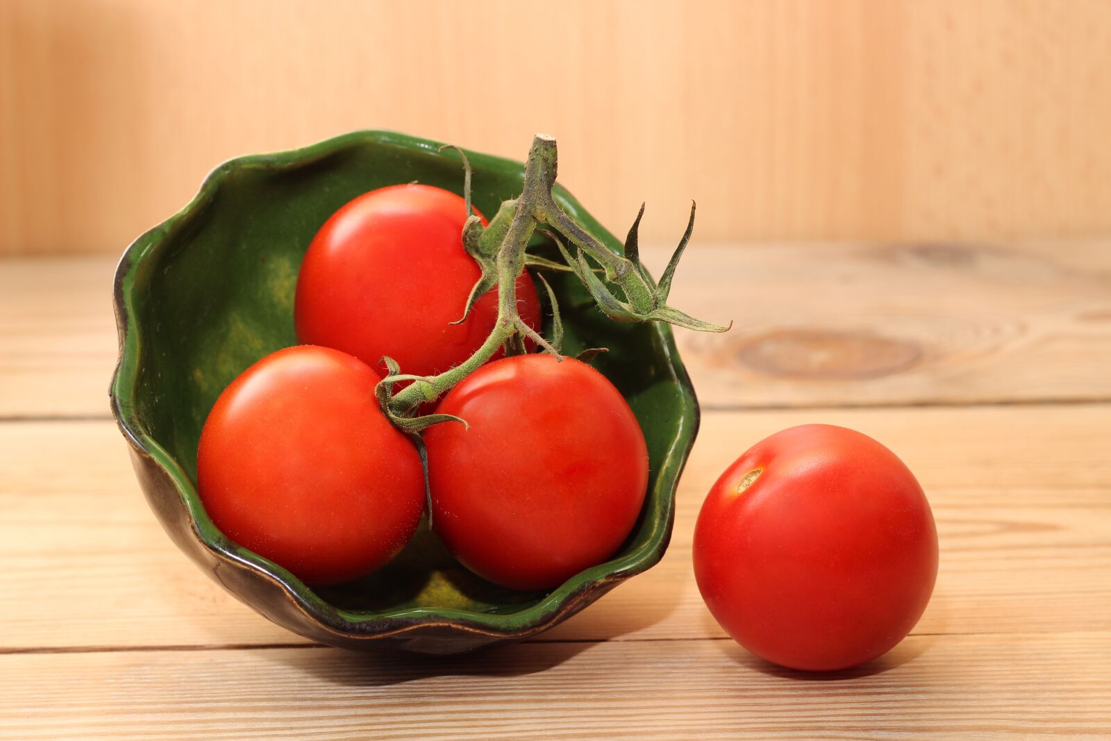 Canon EOS 600D (Rebel EOS T3i / EOS Kiss X5) + Canon EF 50mm F1.8 II sample photo. Tomatoes, red, bowl photography