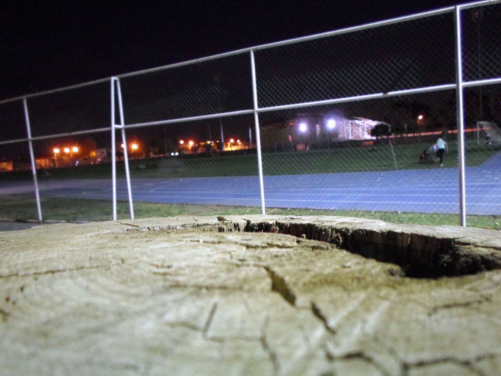 Samsung ES95 sample photo. Deporte, noche, oscuridad, pista photography