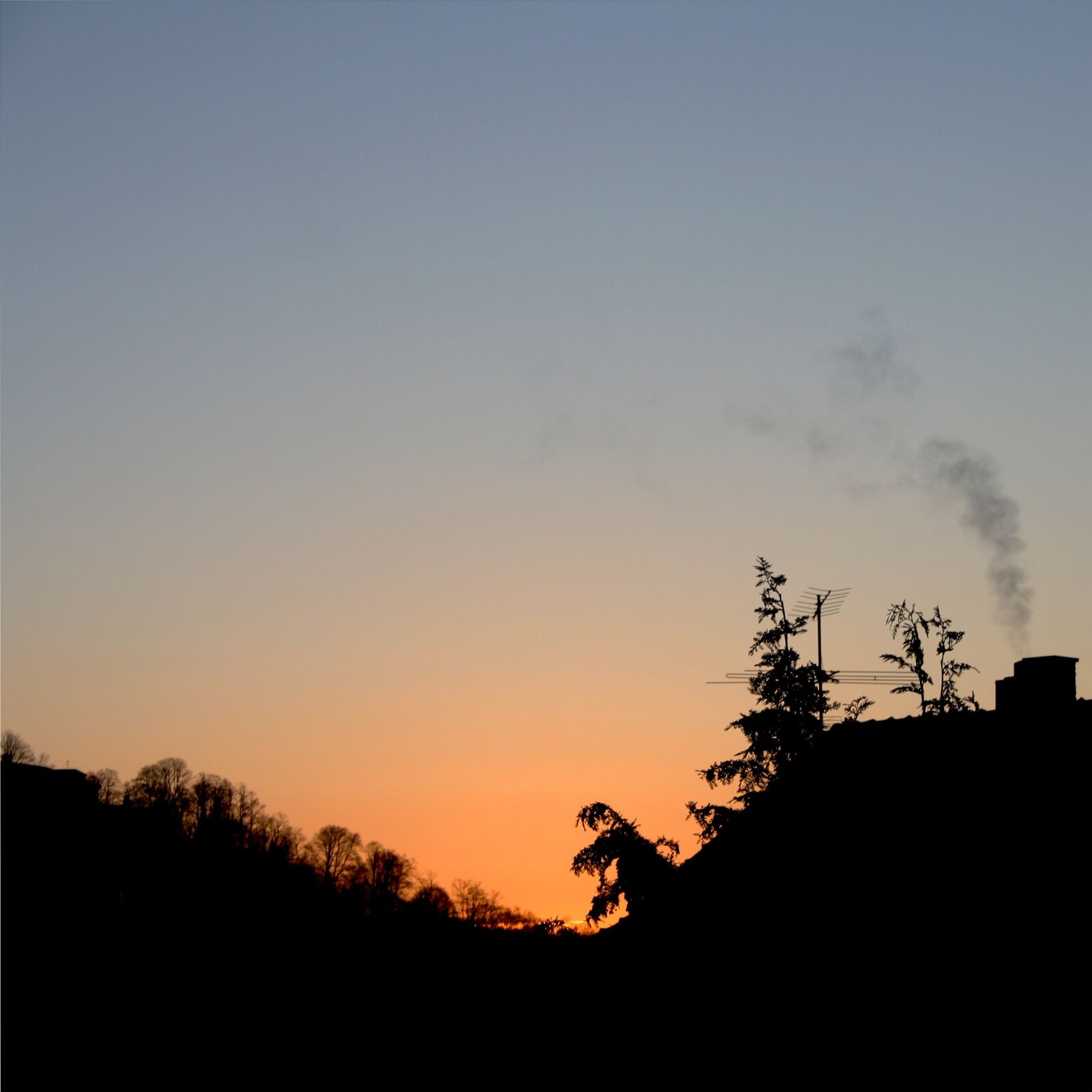 Canon EOS 1000D (EOS Digital Rebel XS / EOS Kiss F) sample photo. Sunset, afterglow, house photography