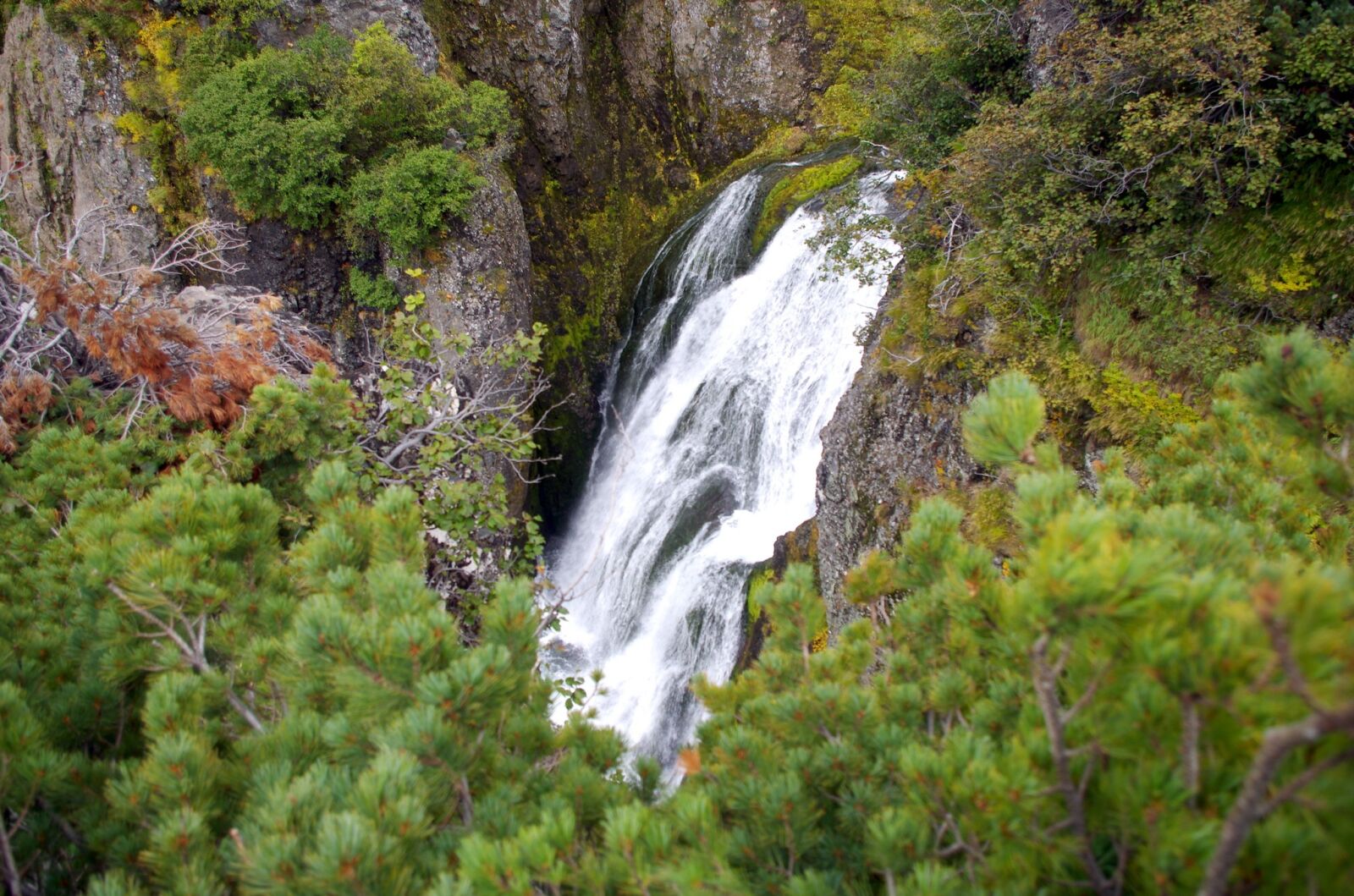 Pentax K-5 sample photo. Waterfall, spillway, autumn photography