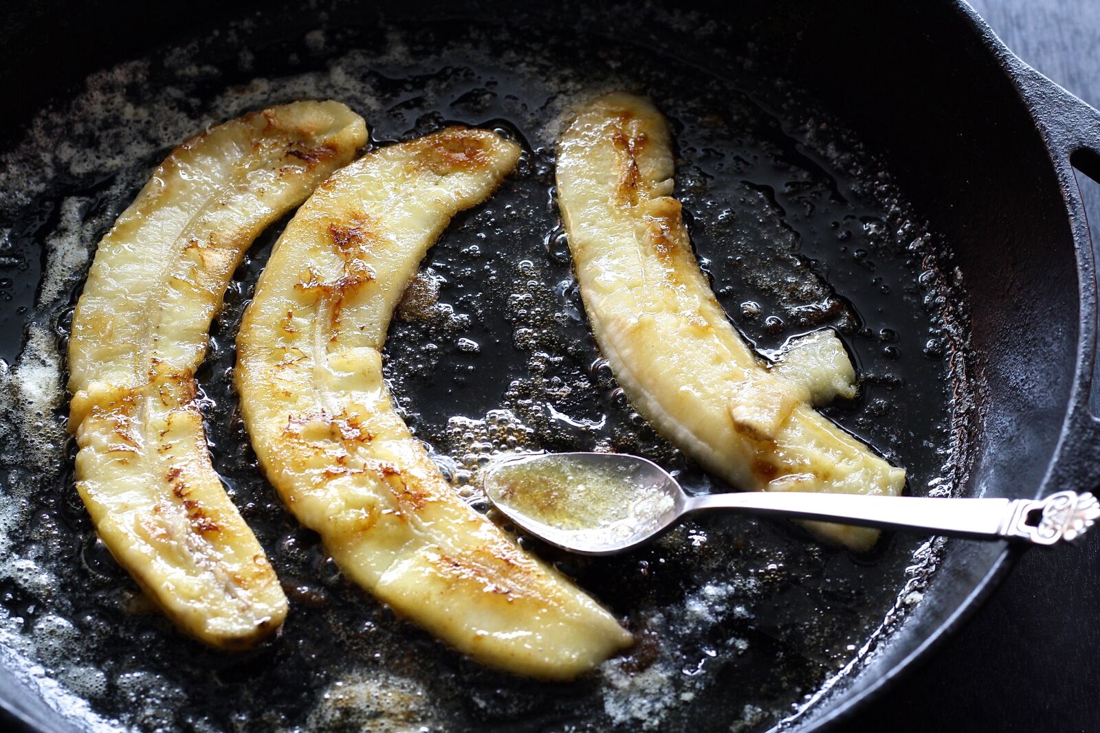 Canon EOS 1000D (EOS Digital Rebel XS / EOS Kiss F) sample photo. Banana, caramelized, food photography