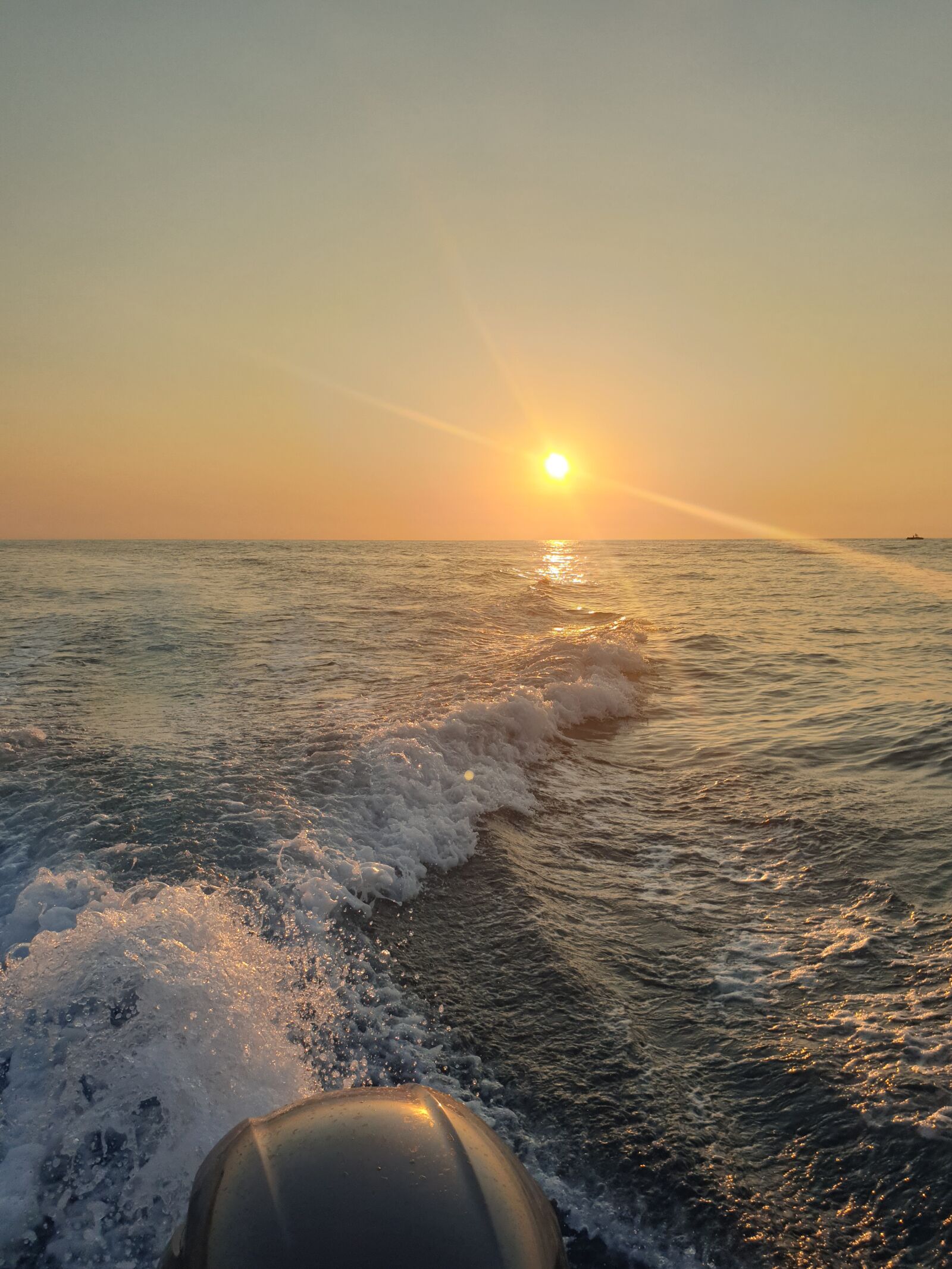 Samsung Galaxy S9 sample photo. Sunset, boat, sea photography