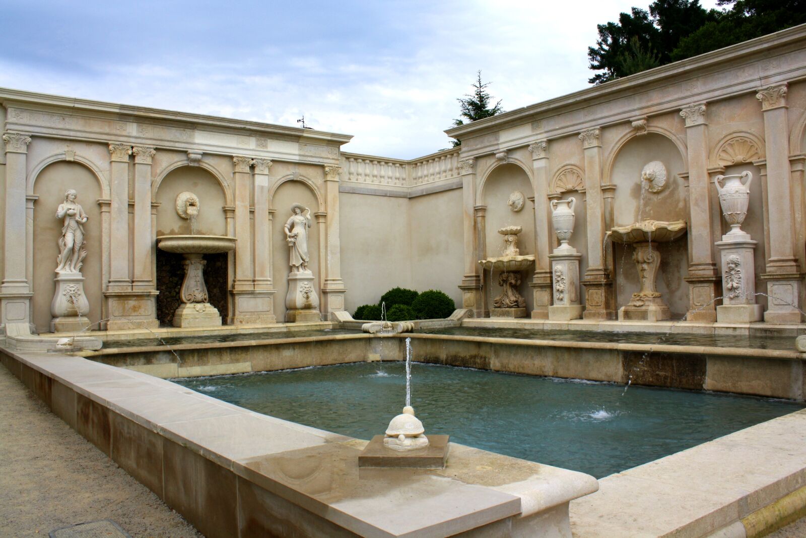 Canon EOS 1000D (EOS Digital Rebel XS / EOS Kiss F) sample photo. Water, fountain, wet photography