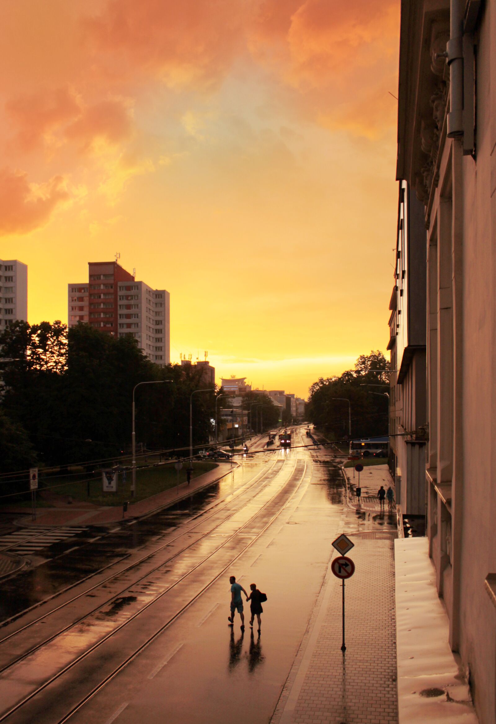 Canon EOS 500D (EOS Rebel T1i / EOS Kiss X3) + Canon EF-S 18-55mm F3.5-5.6 IS sample photo. Ostrava, city, rain photography