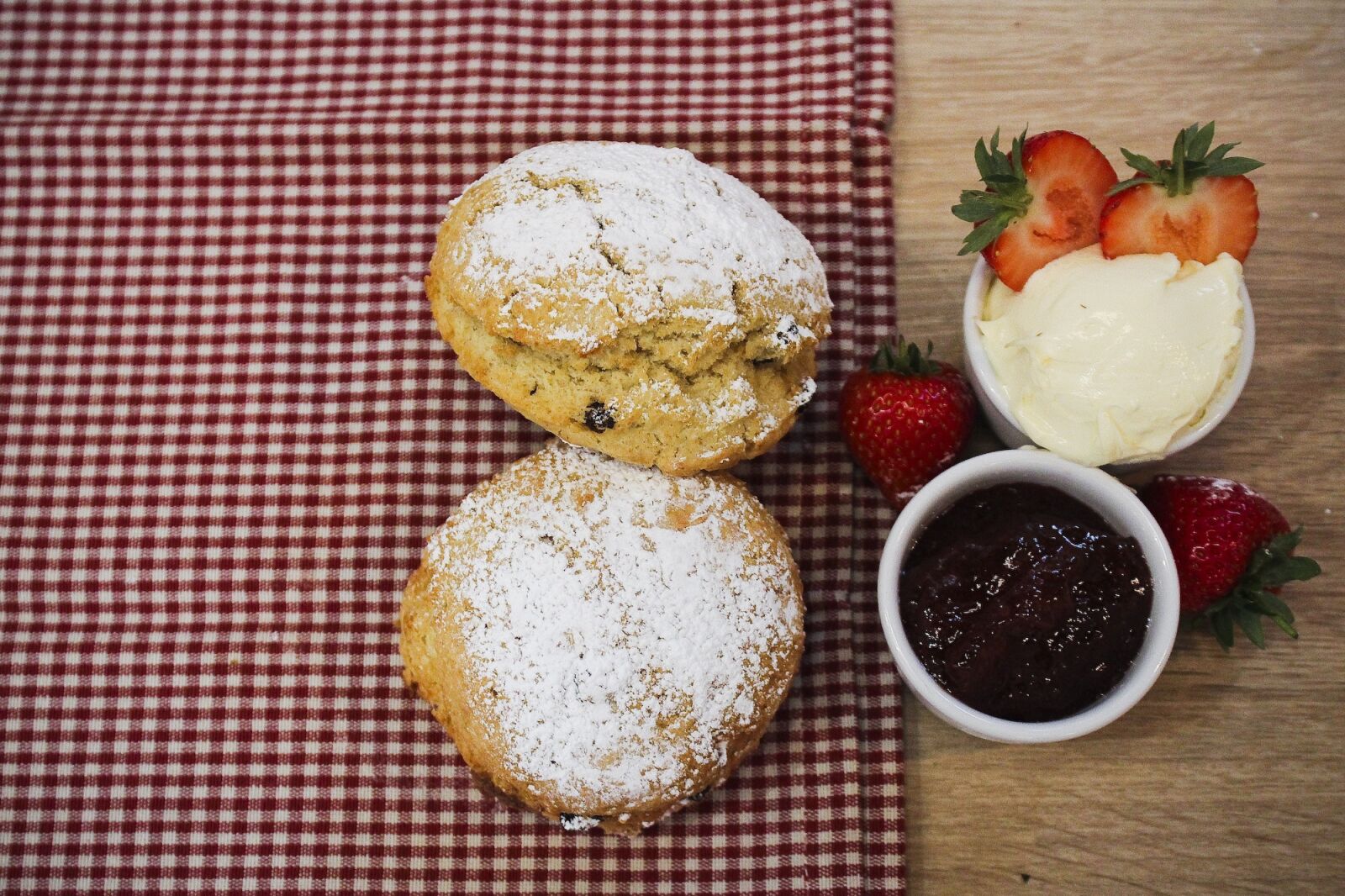 Canon EOS 1300D (EOS Rebel T6 / EOS Kiss X80) sample photo. Scones, afternoon tea, cream photography