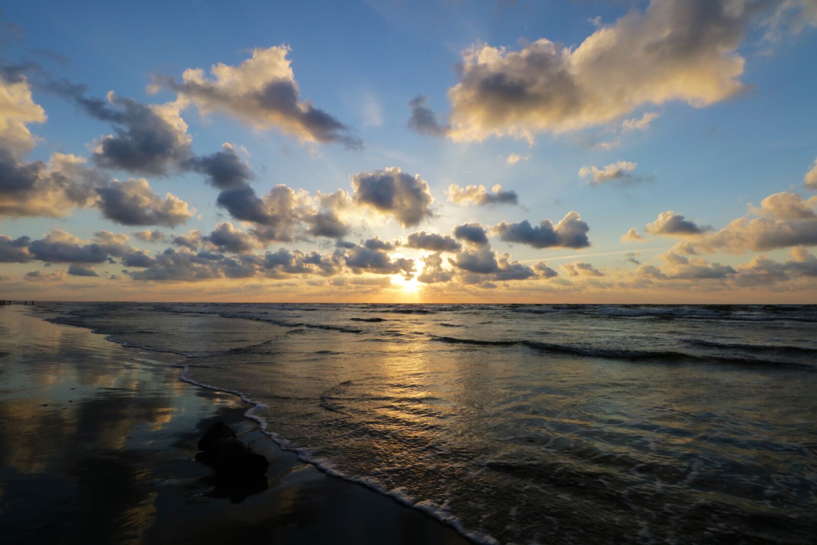 Canon EOS 750D (EOS Rebel T6i / EOS Kiss X8i) sample photo. Sunrise, ocean, clouds photography