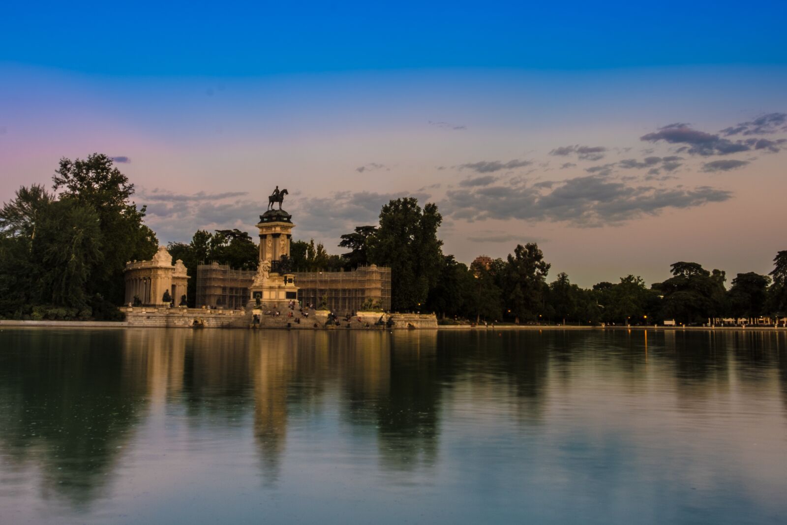Fujifilm XF 18-55mm F2.8-4 R LM OIS sample photo. Sunset, retiro park, madrid photography