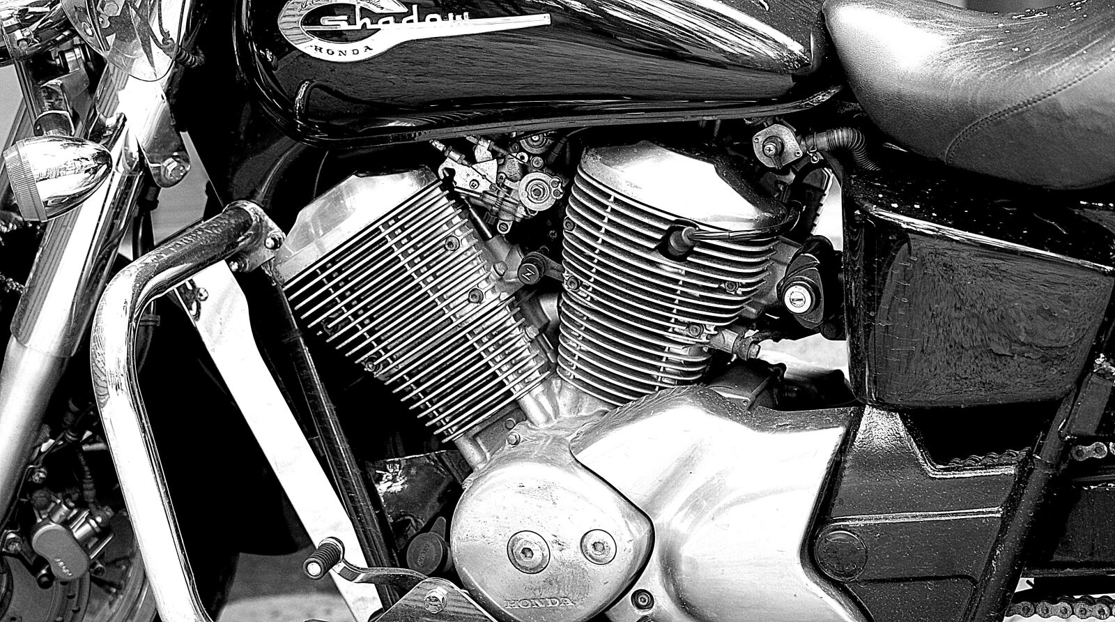 Canon EOS 5D Mark II sample photo. Black and white, engine photography