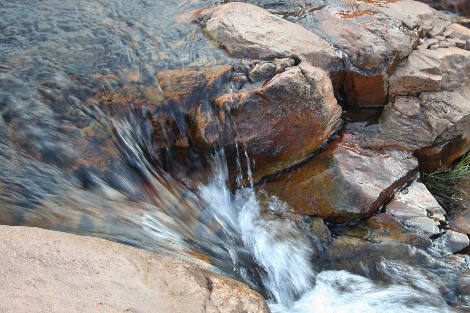 Canon EOS 350D (EOS Digital Rebel XT / EOS Kiss Digital N) sample photo. River, rocks, motion photography