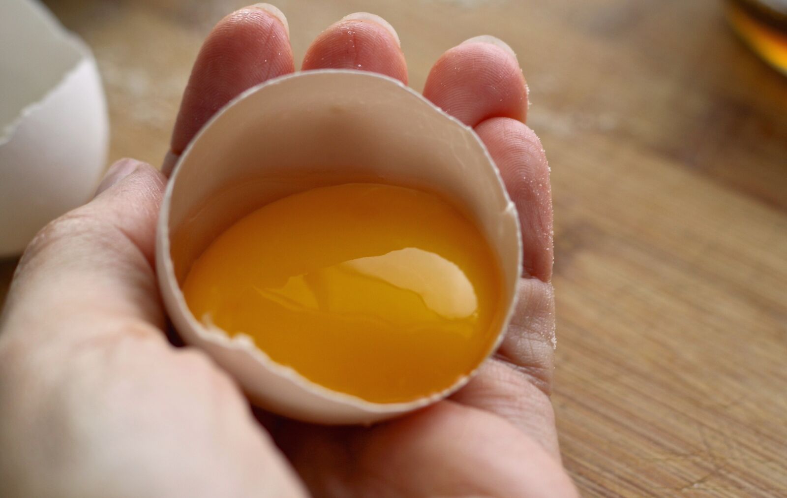 Canon EOS 1000D (EOS Digital Rebel XS / EOS Kiss F) sample photo. Egg, raw, shell photography