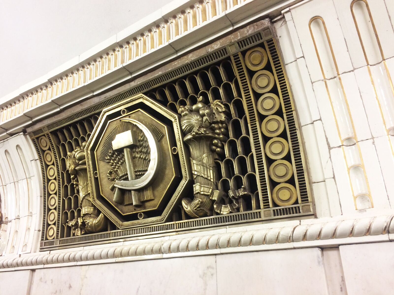 iPhone 5s back camera 4.15mm f/2.2 sample photo. Hammer, sickle, architecture photography