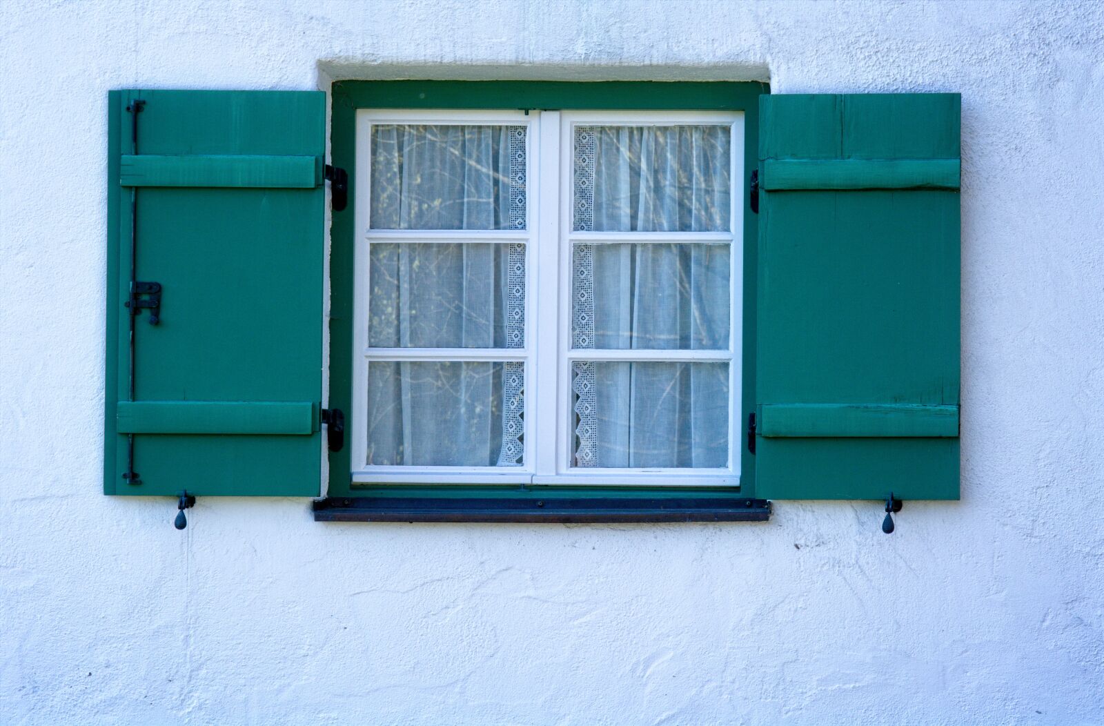 55.0-200.0mm f/4.0-f/5.6 sample photo. Window, old, folding shutters photography