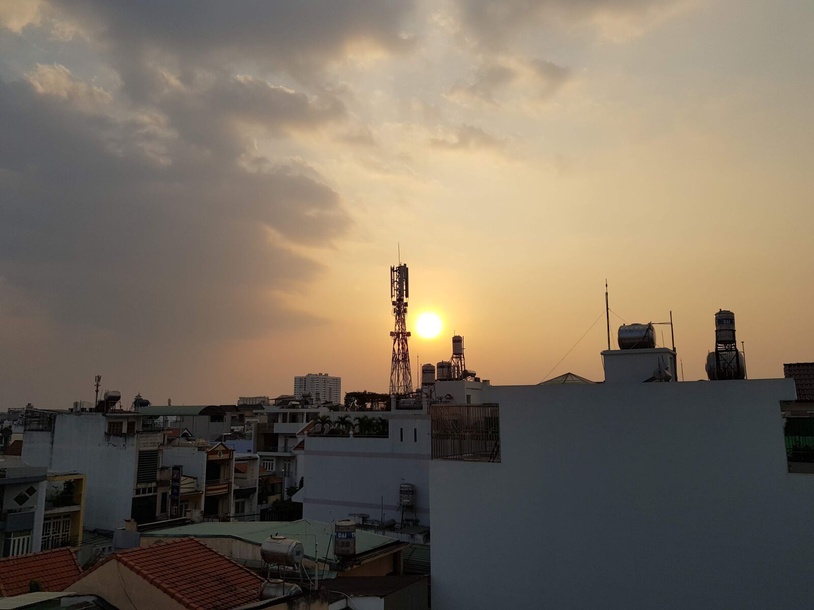 Samsung Galaxy S8 sample photo. City, sun, sky photography