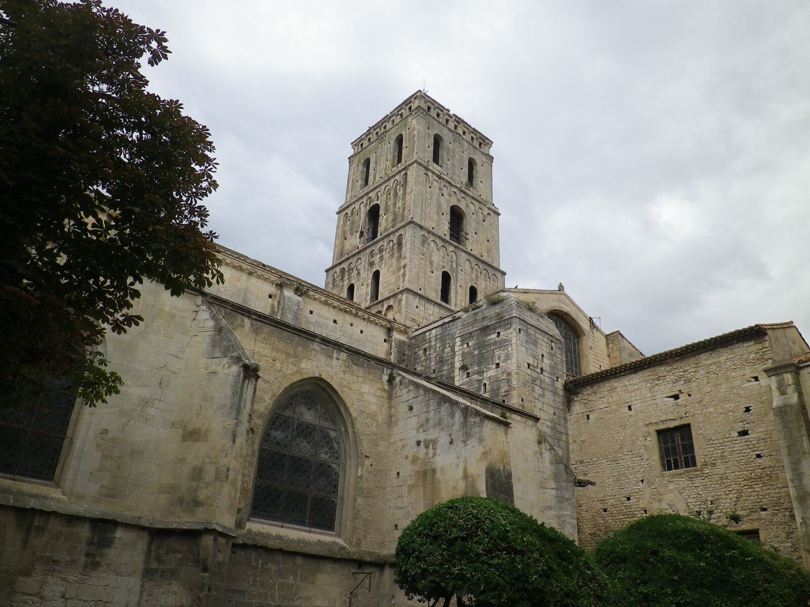 Pentax Optio RZ10 sample photo. Arles, cloister, saint-trophime photography
