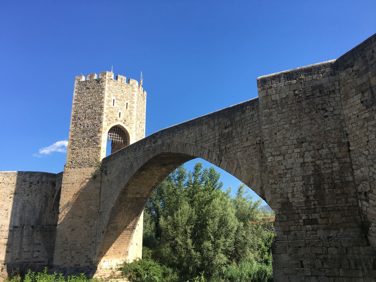 Apple iPhone 6s Plus sample photo. Besalú, arc, bridge photography