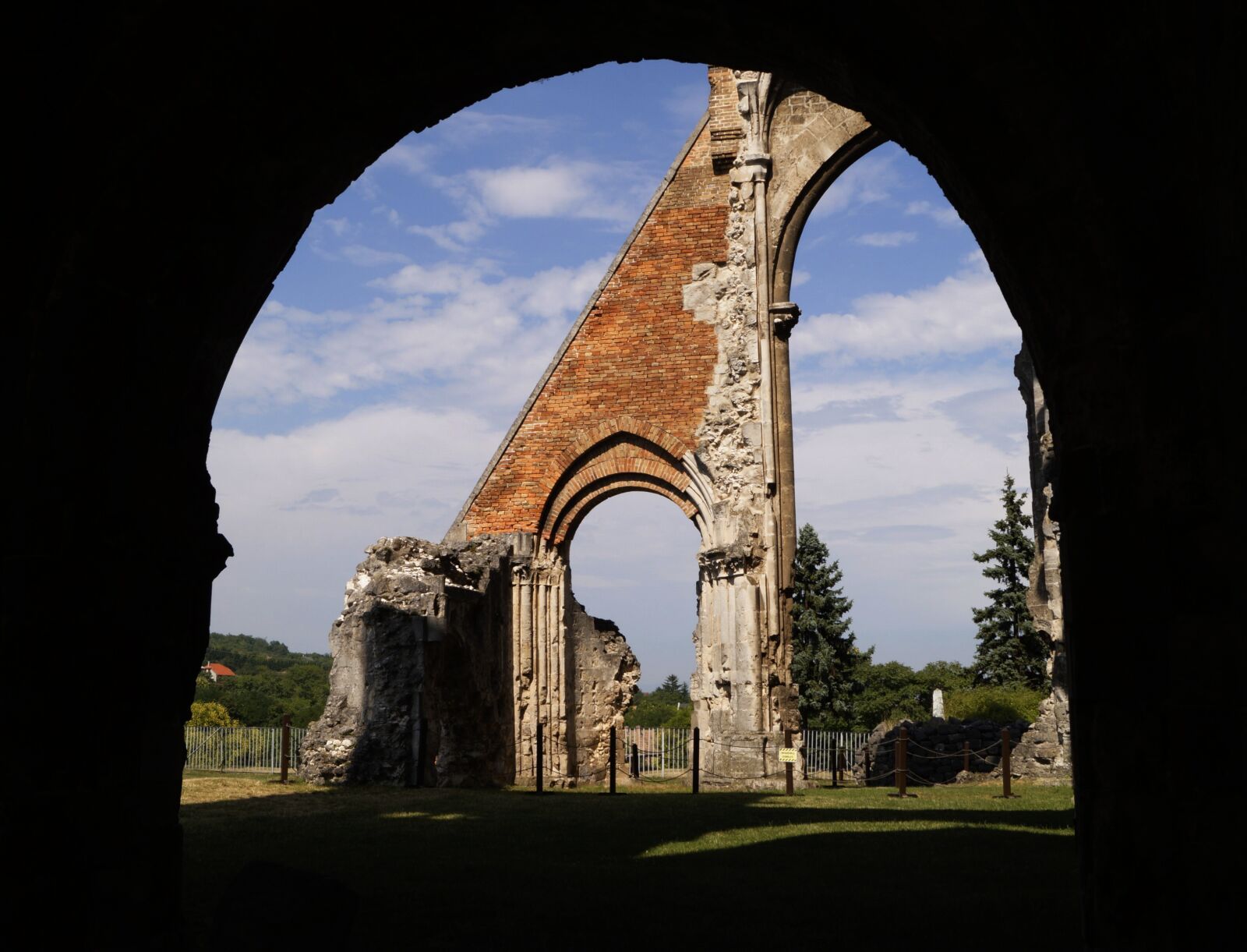 Sony DT 18-55mm F3.5-5.6 SAM II sample photo. Arch, church, rom photography