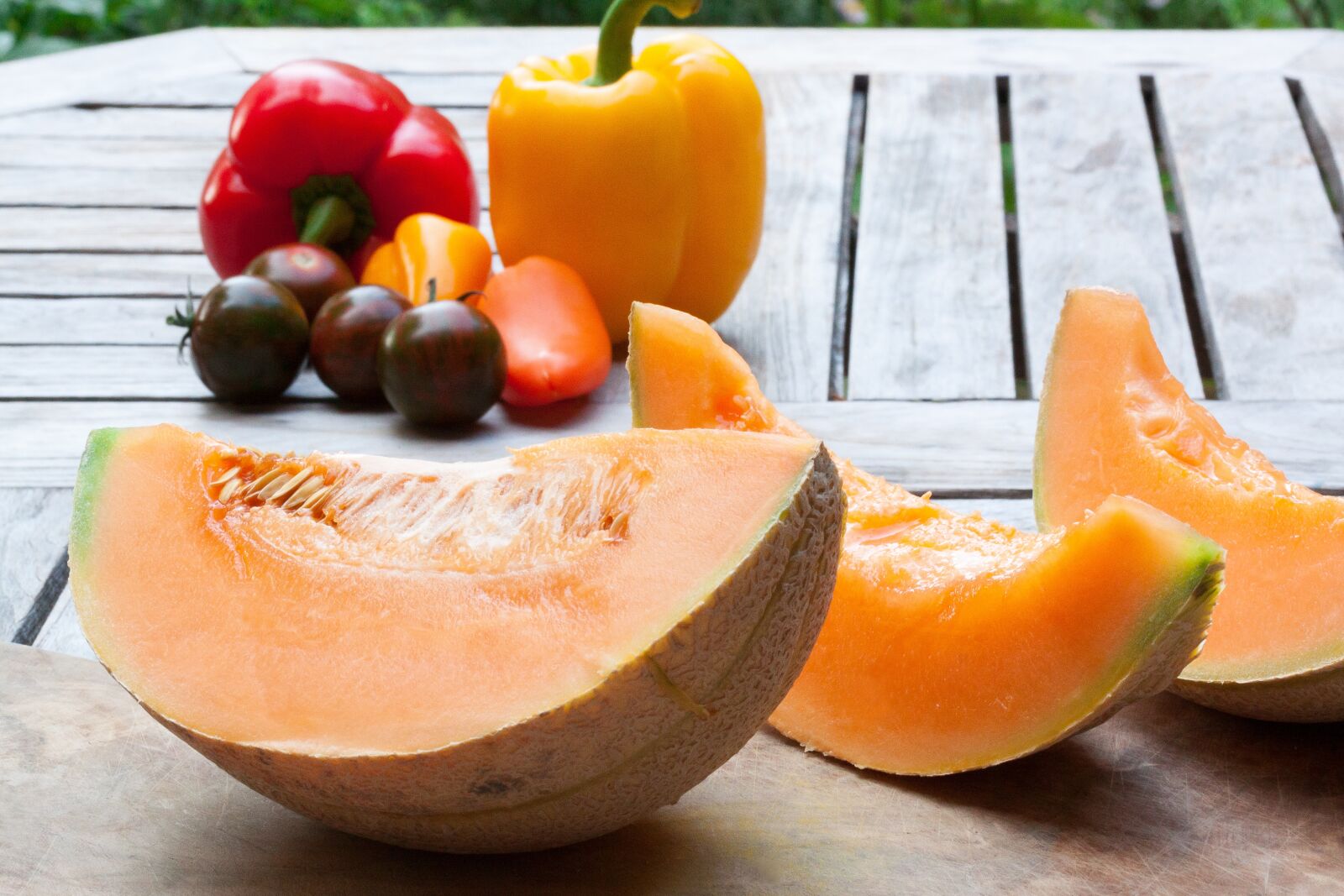 Canon EOS 50D sample photo. Melon, disc, knife photography