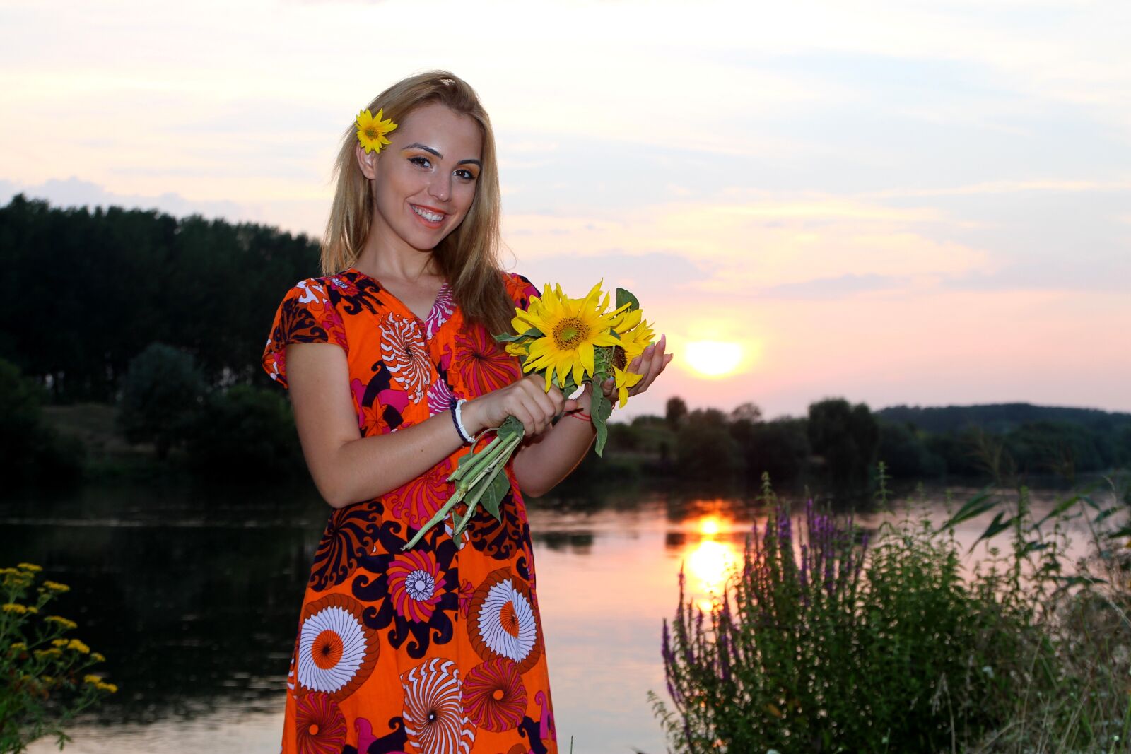 Canon EOS 700D (EOS Rebel T5i / EOS Kiss X7i) sample photo. Girl, sunset, sunflower photography