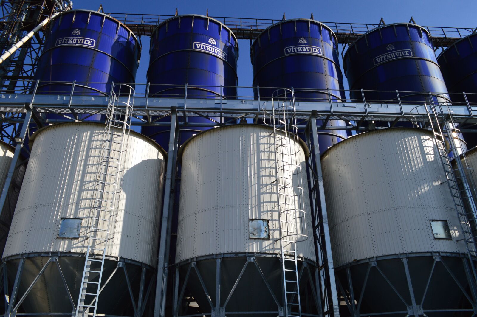 Nikon D3200 sample photo. Tank, metal, grain photography