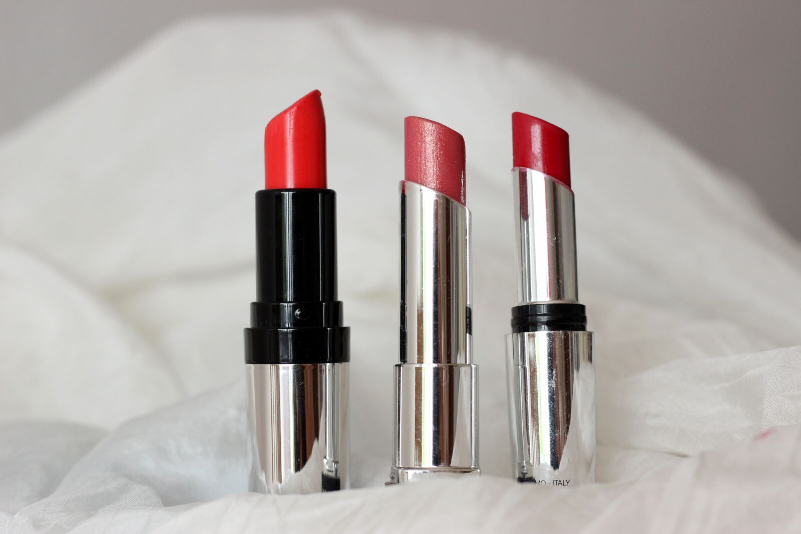 Canon EOS 600D (Rebel EOS T3i / EOS Kiss X5) + Canon EF 50mm F1.8 STM sample photo. Lipstick, red, shades of photography